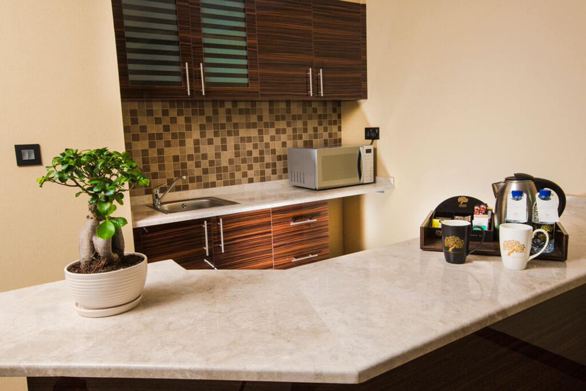 Hotel Jannah Burj Al Sarab Abu Dhabi Esterno foto A kitchen with a small sink