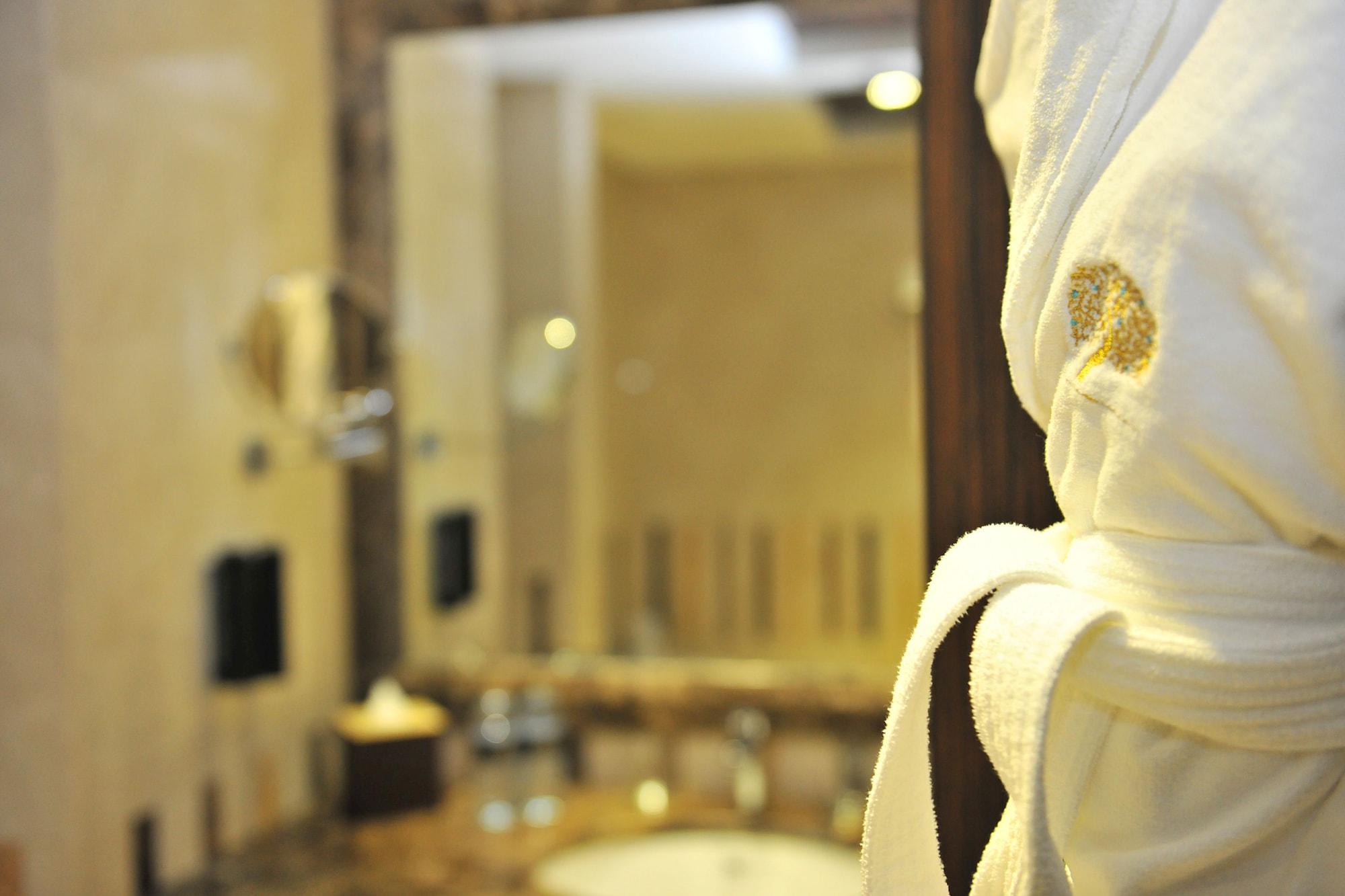 Hotel Jannah Burj Al Sarab Abu Dhabi Esterno foto A bathrobe