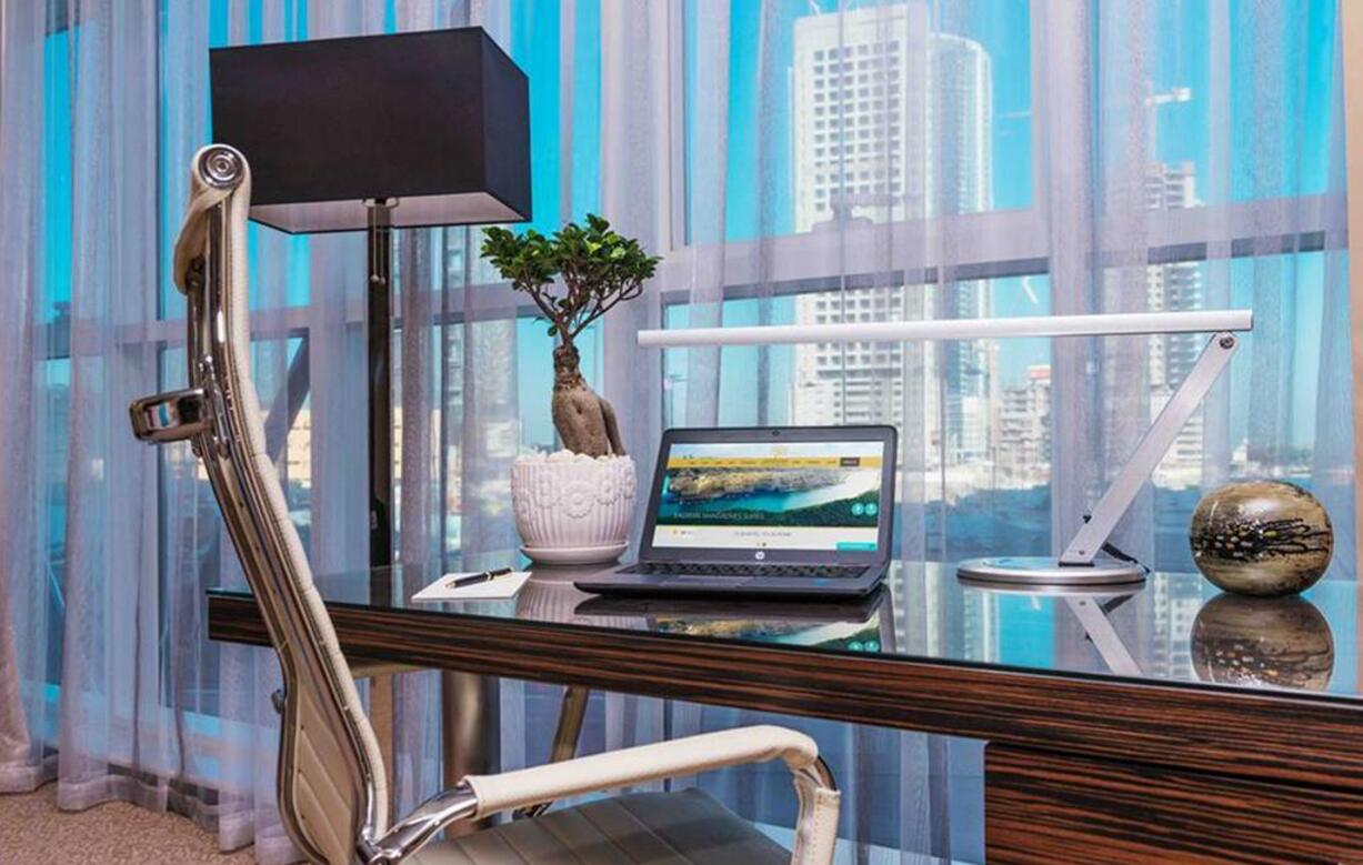 Hotel Jannah Burj Al Sarab Abu Dhabi Esterno foto A modern office chair