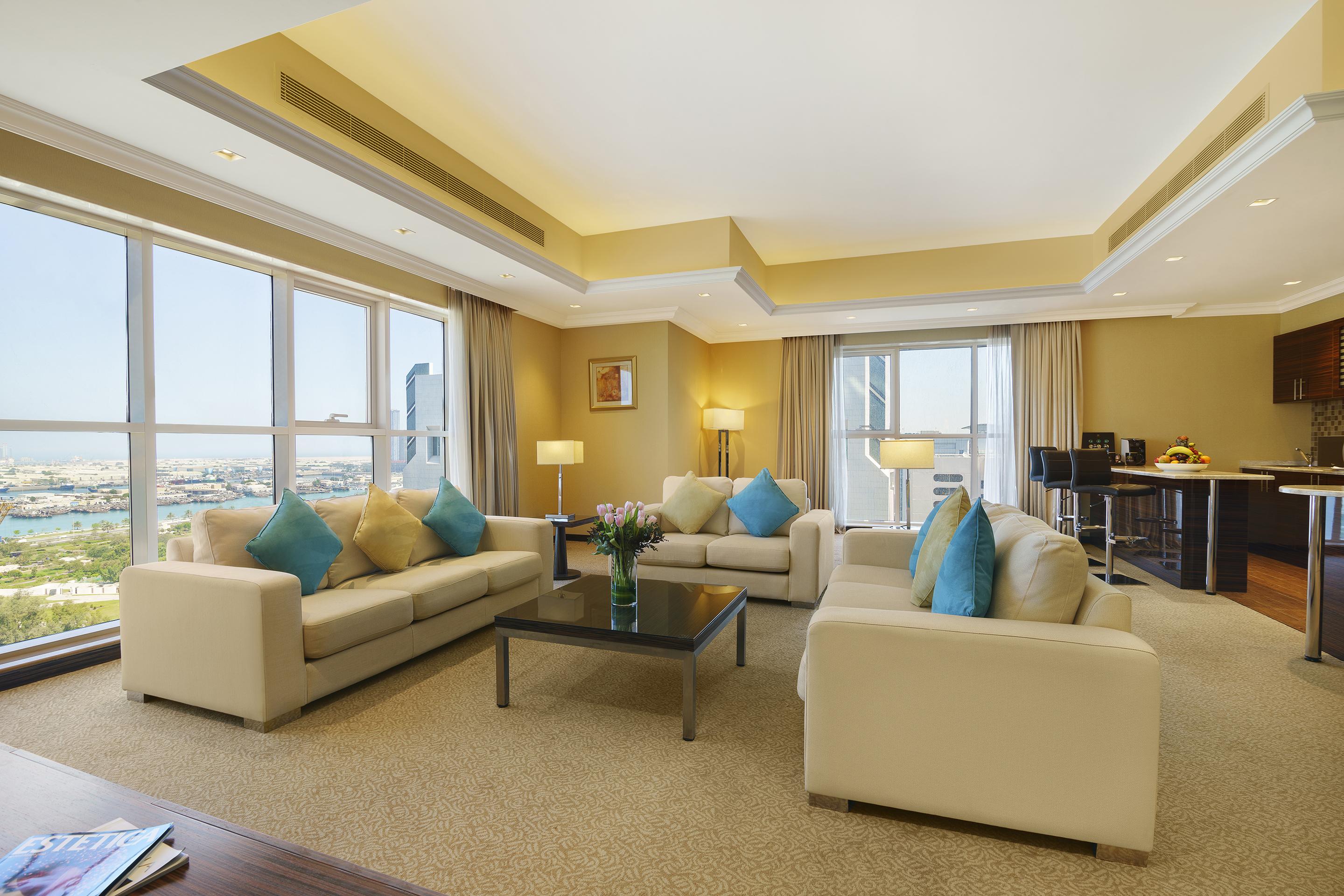 Hotel Jannah Burj Al Sarab Abu Dhabi Esterno foto A living room in a suite at the hotel