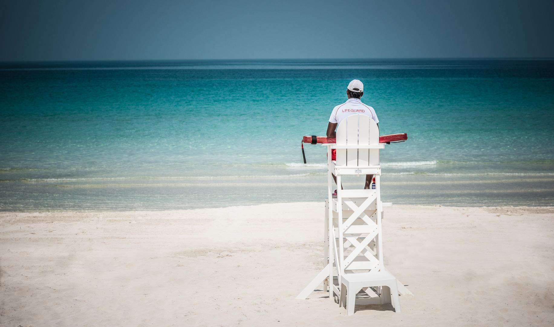 Hotel Jannah Burj Al Sarab Abu Dhabi Esterno foto Lifeguard on duty at the beach