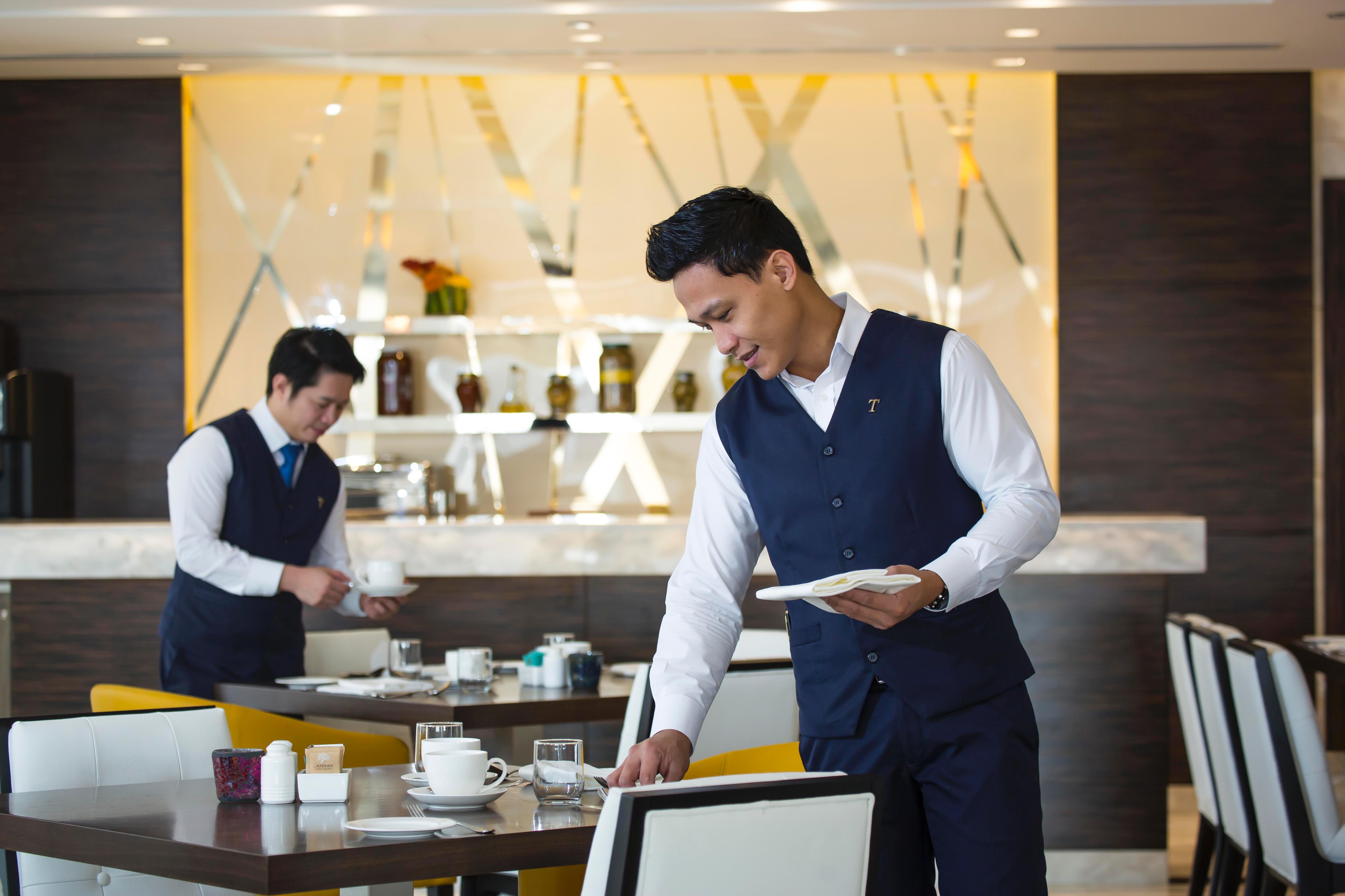 Hotel Jannah Burj Al Sarab Abu Dhabi Esterno foto A restaurant host at work