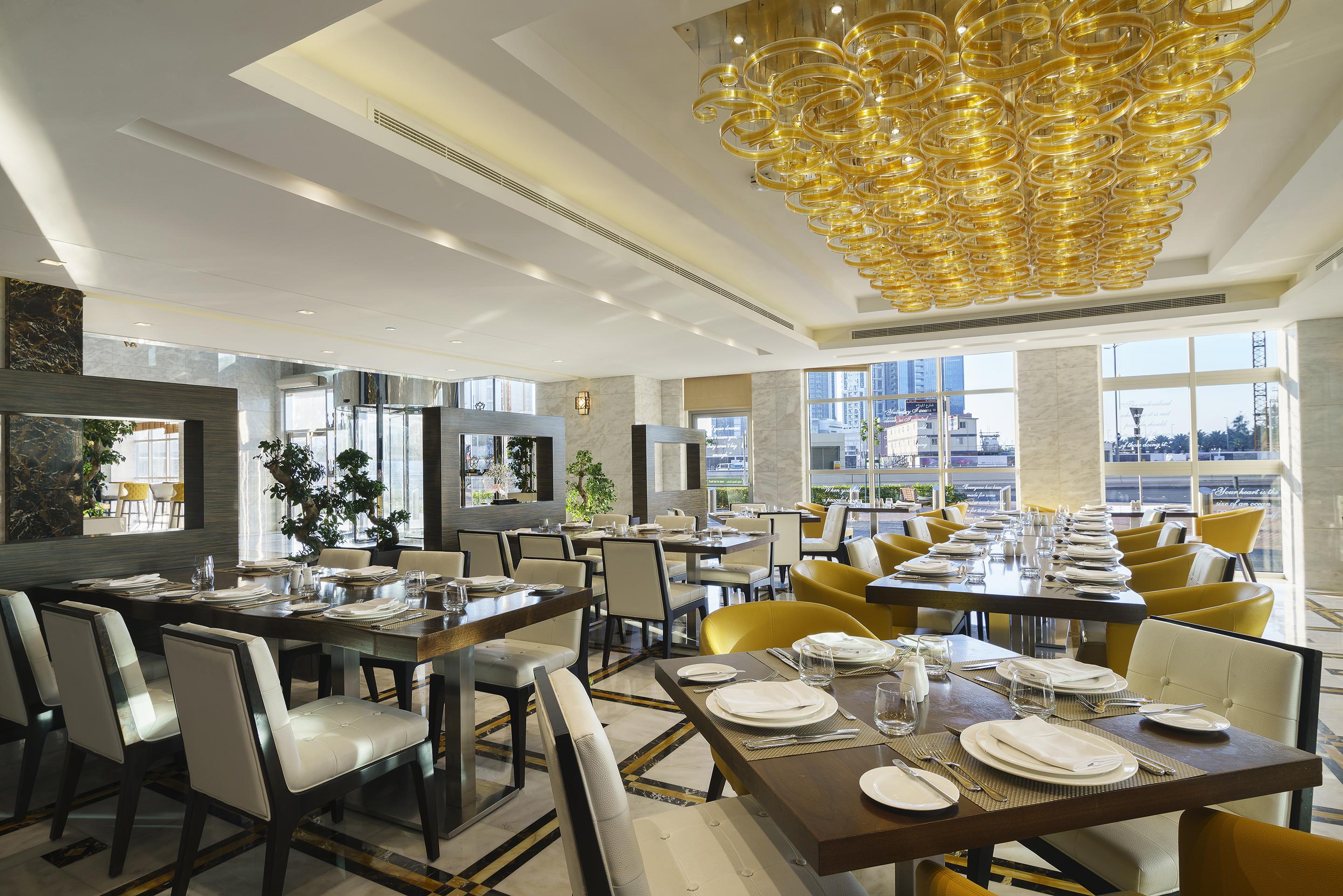 Hotel Jannah Burj Al Sarab Abu Dhabi Esterno foto The interior of the restaurant
