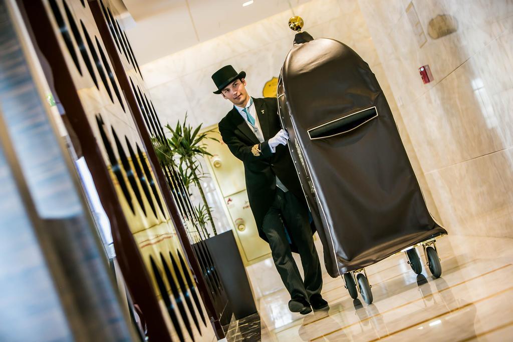 Hotel Jannah Burj Al Sarab Abu Dhabi Esterno foto A bellboy with a luggage cart