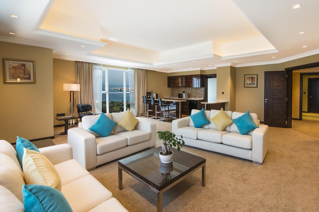 Hotel Jannah Burj Al Sarab Abu Dhabi Esterno foto A living room in a suite at the hotel