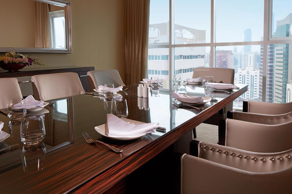 Hotel Jannah Burj Al Sarab Abu Dhabi Esterno foto A dining room in a suite at the Ritz-Carlton, Singapore