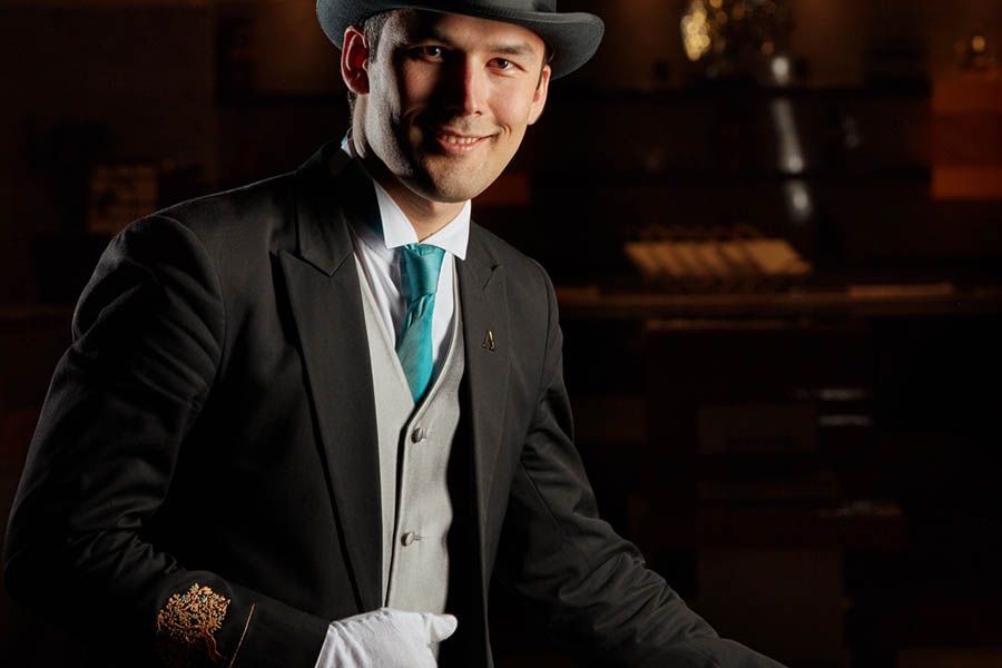 Hotel Jannah Burj Al Sarab Abu Dhabi Esterno foto A butler in a traditional uniform