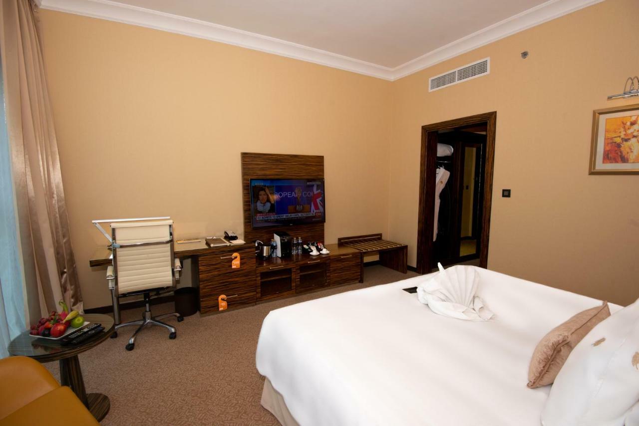 Hotel Jannah Burj Al Sarab Abu Dhabi Esterno foto A room at the hotel