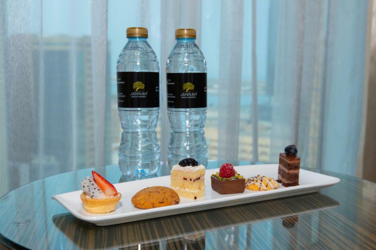 Hotel Jannah Burj Al Sarab Abu Dhabi Esterno foto A selection of petit fours